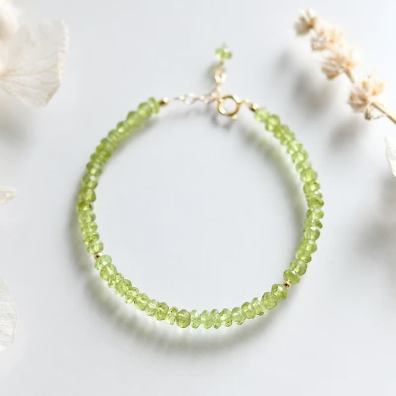 幸せ、夫婦間の愛、平和を象徴する ペリドットの黄緑色ブレスレット  8月誕生石