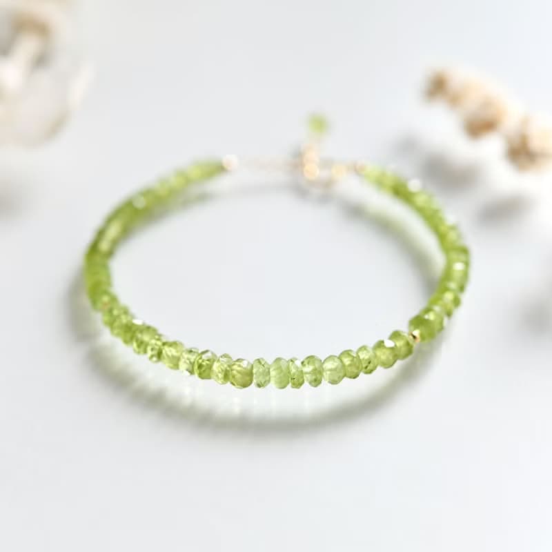 幸せ、夫婦間の愛、平和を象徴する ペリドットの黄緑色ブレスレット  8月誕生石