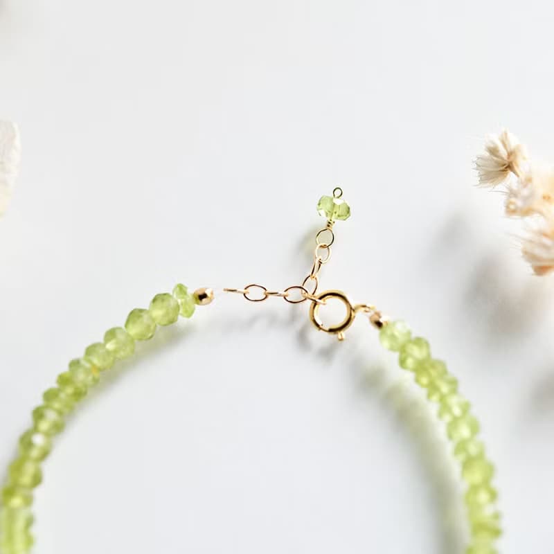 幸せ、夫婦間の愛、平和を象徴する ペリドットの黄緑色ブレスレット  8月誕生石