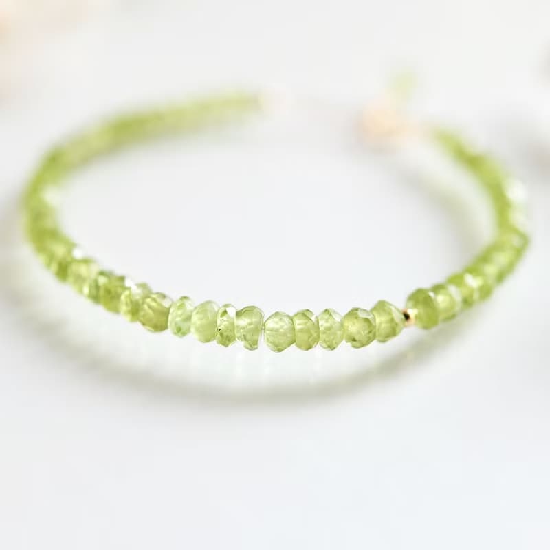 幸せ、夫婦間の愛、平和を象徴する ペリドットの黄緑色ブレスレット  8月誕生石