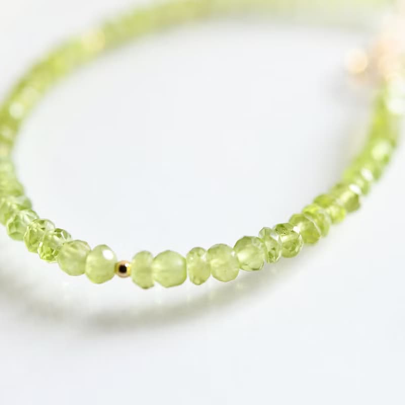 幸せ、夫婦間の愛、平和を象徴する ペリドットの黄緑色ブレスレット  8月誕生石