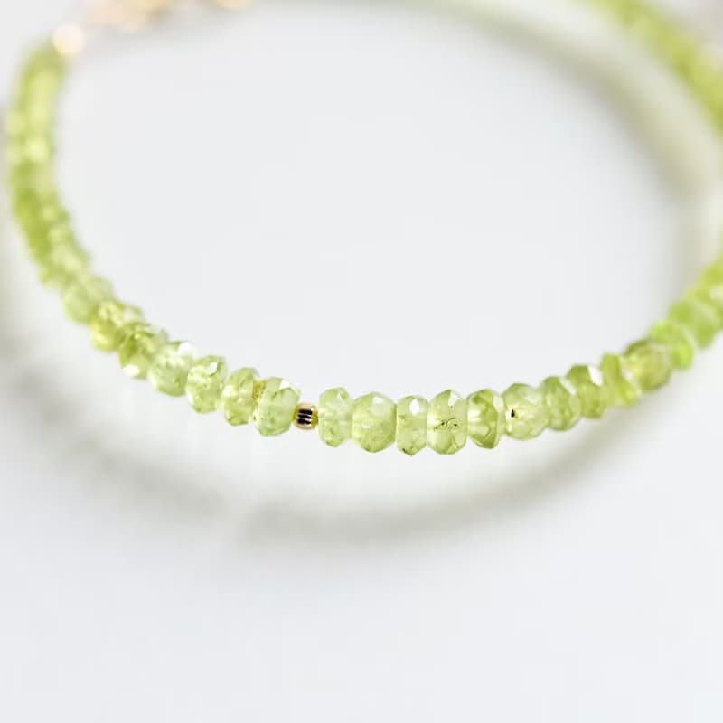 幸せ、夫婦間の愛、平和を象徴する ペリドットの黄緑色ブレスレット  8月誕生石