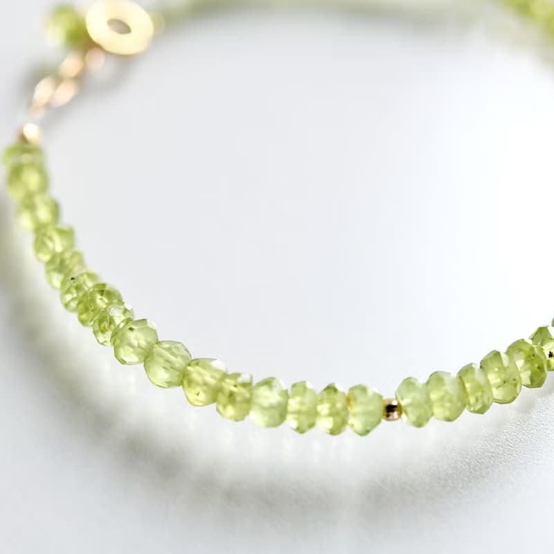 幸せ、夫婦間の愛、平和を象徴する ペリドットの黄緑色ブレスレット  8月誕生石