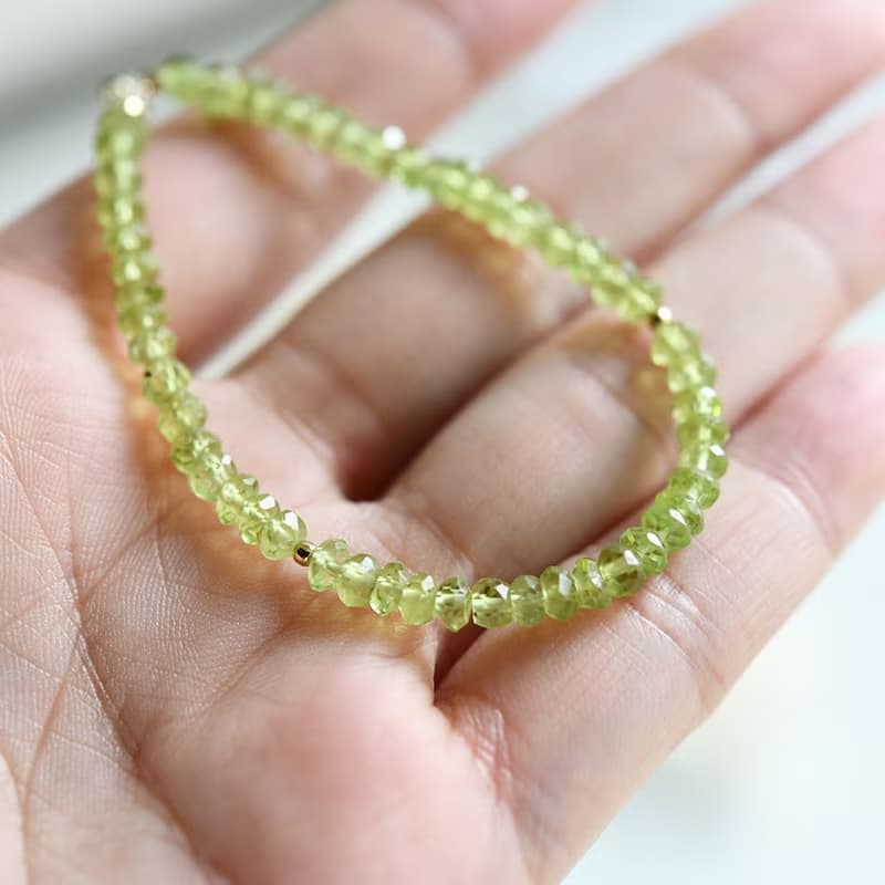 幸せ、夫婦間の愛、平和を象徴する ペリドットの黄緑色ブレスレット  8月誕生石