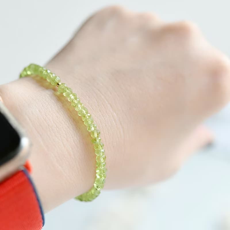 幸せ、夫婦間の愛、平和を象徴する ペリドットの黄緑色ブレスレット  8月誕生石