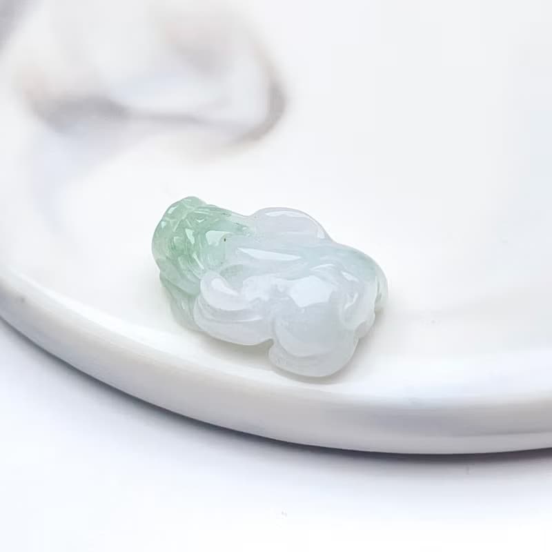 【招財神獸】冰種飄綠花翡翠貔貅吊飾 | 天然緬甸玉翡翠A貨