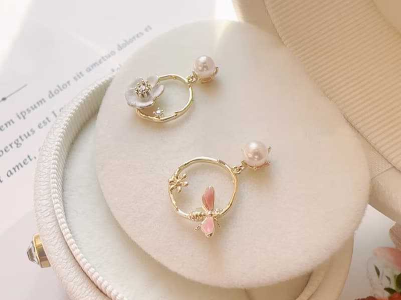 手工琺瑯 花朵 蜜蜂 優雅氣質 金色 純銀耳環 七夕情人節