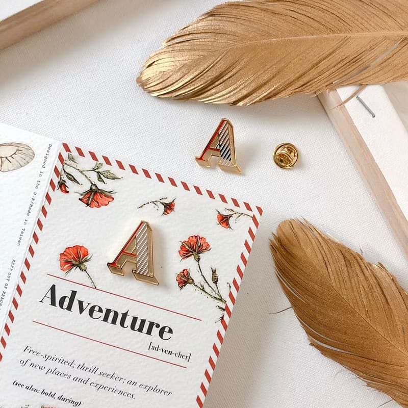 A / Adventure -琺瑯徽章卡－附信封 開學季 情人卡 萬用字母卡