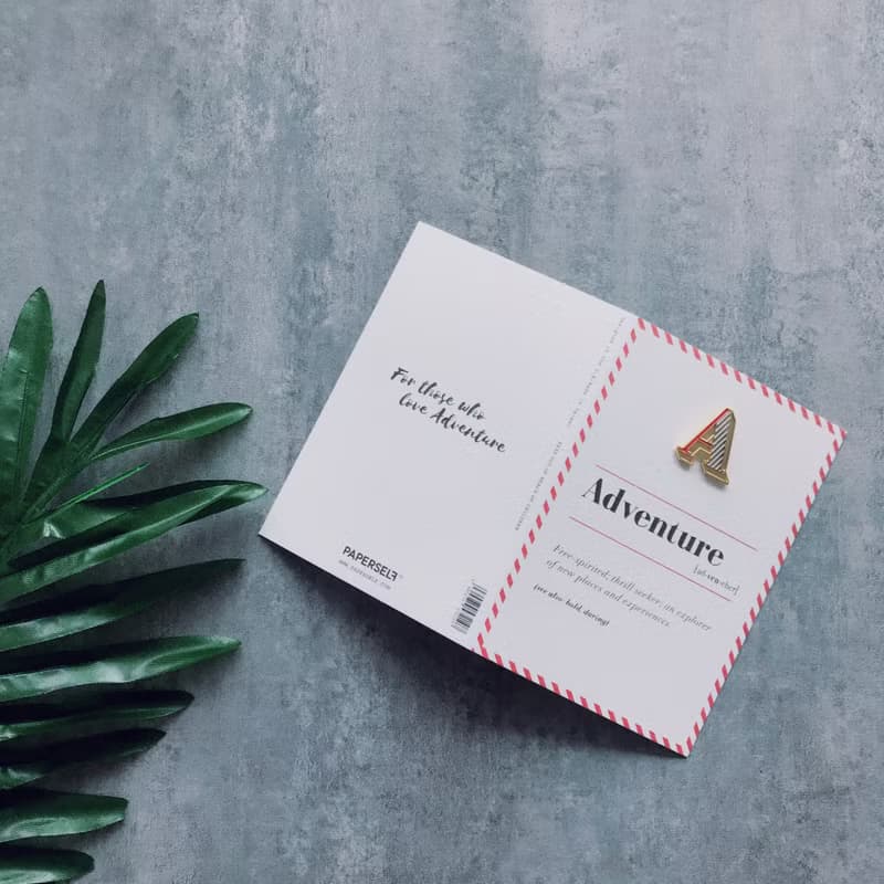 A / Adventure -琺瑯徽章卡－附信封 開學季 情人卡 萬用字母卡