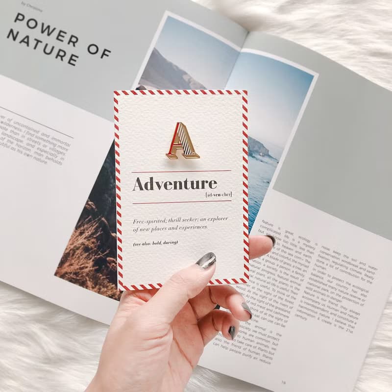 A / Adventure -琺瑯徽章卡－附信封 開學季 情人卡 萬用字母卡