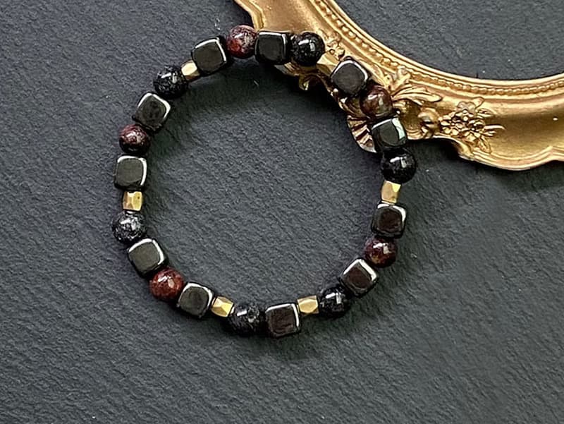招貴人招財守護-滿礦紅幽靈x滿礦黑髮晶x黑膽石立方純黃銅手鍊
