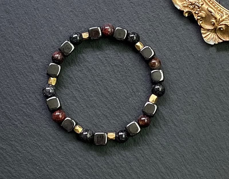 招貴人招財守護-滿礦紅幽靈x滿礦黑髮晶x黑膽石立方純黃銅手鍊