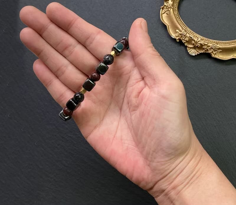 招貴人招財守護-滿礦紅幽靈x滿礦黑髮晶x黑膽石立方純黃銅手鍊