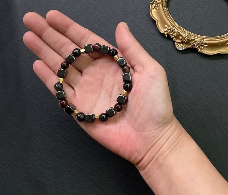 招貴人招財守護-滿礦紅幽靈x滿礦黑髮晶x黑膽石立方純黃銅手鍊