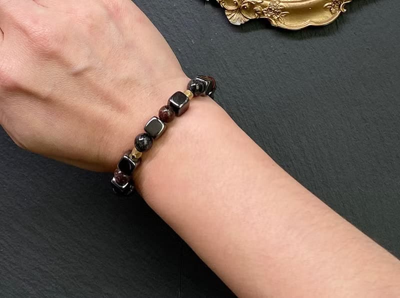 招貴人招財守護-滿礦紅幽靈x滿礦黑髮晶x黑膽石立方純黃銅手鍊
