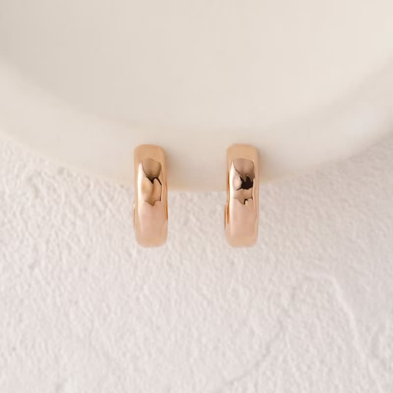 cradle-hammered PG ―ぽってりしたフォルムと槌目模様のフープ型 miniループフィットイヤリング　ピンクゴールド
