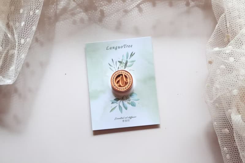 口罩香氛釦-鑲鑽英文字母-玫瑰金 (附 精油、棉芯)