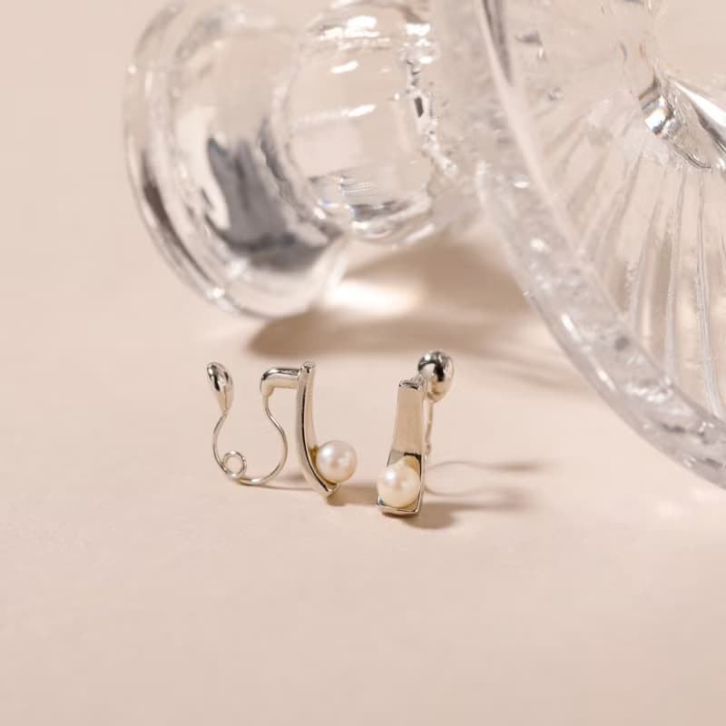 scoop-pearl loop-fit earring SV　ループフィットイヤリング　上品でエッジ―なパールデザイン 　シルバー　ロジウム