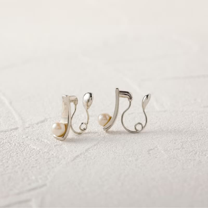 scoop-pearl loop-fit earring SV　ループフィットイヤリング　上品でエッジ―なパールデザイン 　シルバー　ロジウム