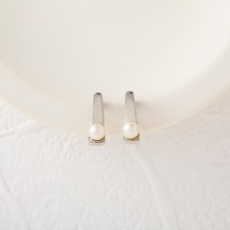 scoop-pearl loop-fit earring SV　ループフィットイヤリング　上品でエッジ―なパールデザイン 　シルバー　ロジウム