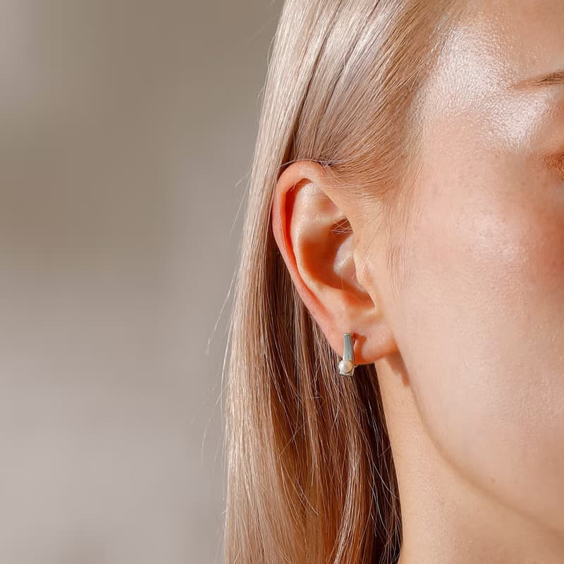 scoop-pearl loop-fit earring SV　ループフィットイヤリング　上品でエッジ―なパールデザイン 　シルバー　ロジウム