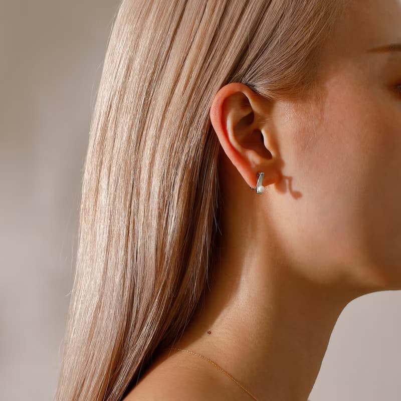 scoop-pearl loop-fit earring SV　ループフィットイヤリング　上品でエッジ―なパールデザイン 　シルバー　ロジウム