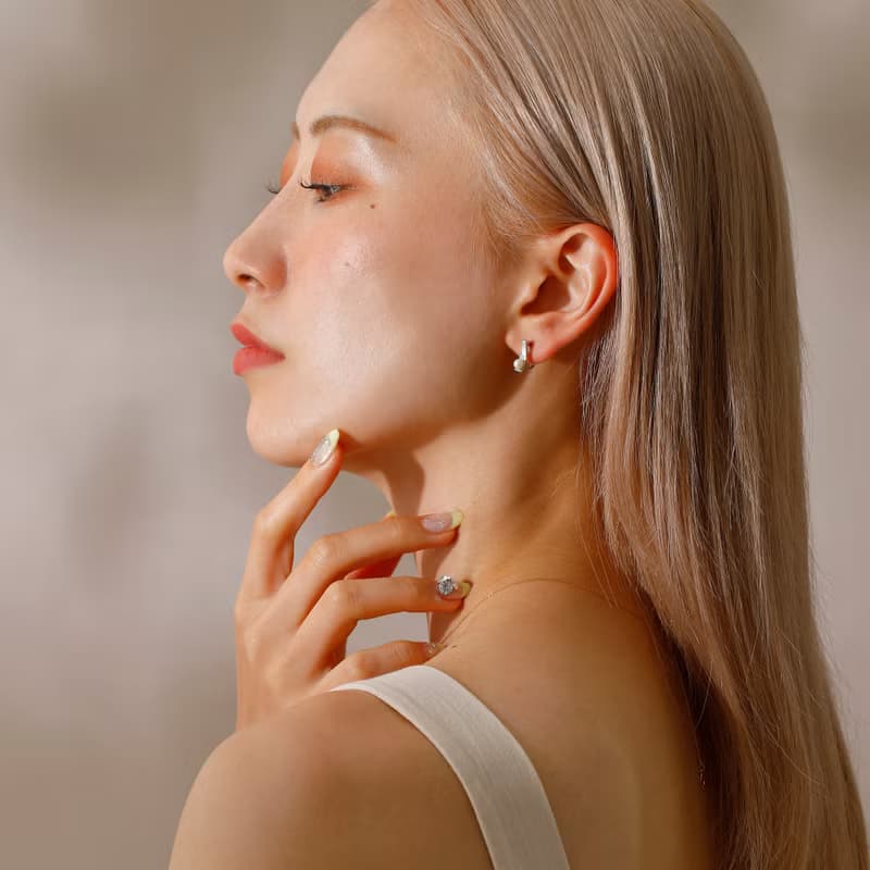 scoop-pearl loop-fit earring SV　ループフィットイヤリング　上品でエッジ―なパールデザイン 　シルバー　ロジウム
