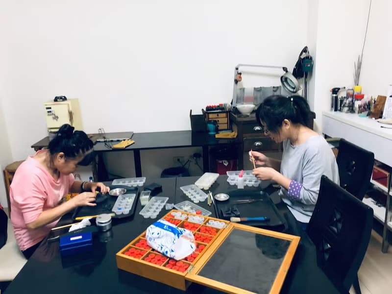 【體驗】琺瑯/七宝烧手作│畫琺瑯乾篩及刮除運用 │文化幣│台南旅遊