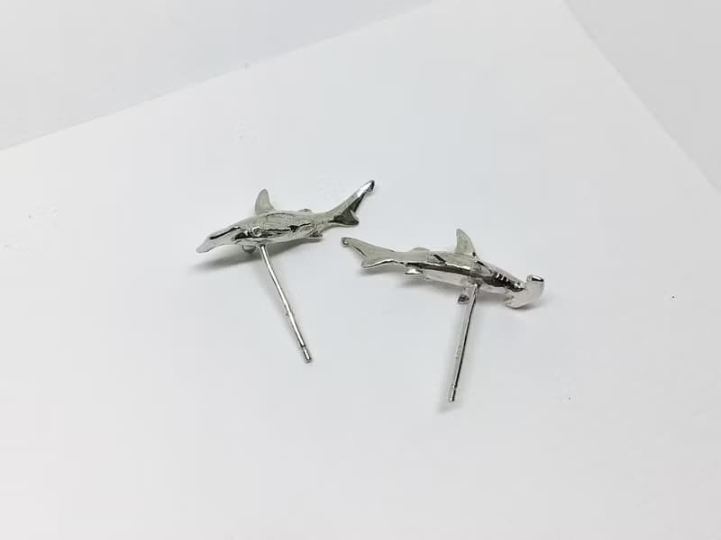 大海小世界。雙髻鯊耳環。925純銀。sterling silver