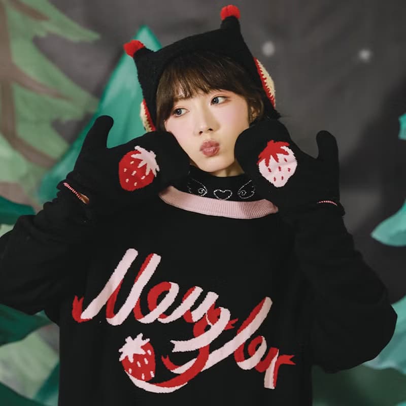 牛稠島 森林的秘密 草莓椅子二指手套連袖毛衣 趣味鬼馬情侶毛衣