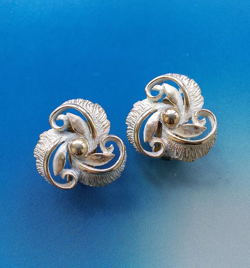 Vintage Jewelry 西洋古董飾品 優雅 白琺瑯 霜花 夾式耳環