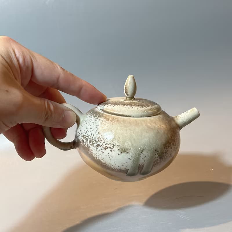 柴燒瓷土重落灰正把茶壺  / 小平凡手作