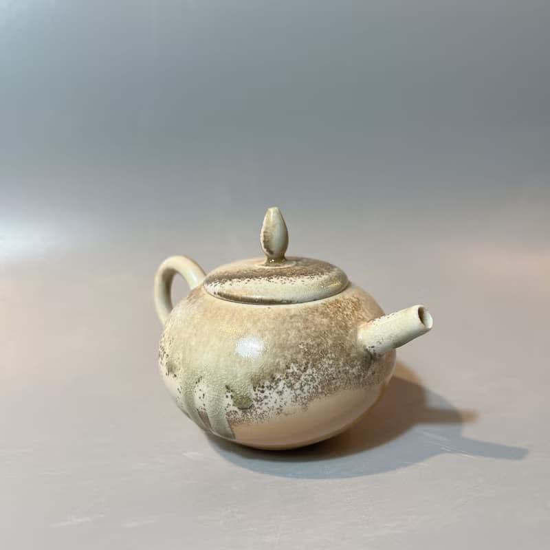 柴燒瓷土重落灰正把茶壺  / 小平凡手作