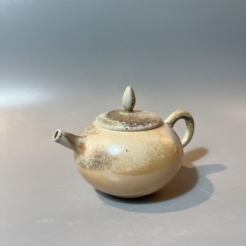 柴燒瓷土重落灰正把茶壺  / 小平凡手作