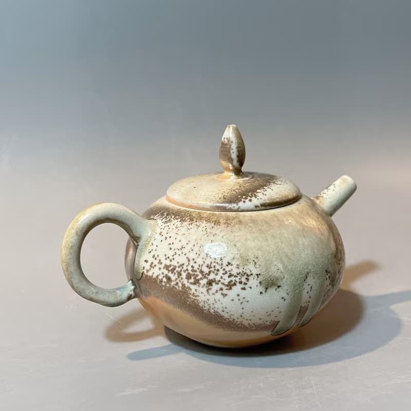 柴燒瓷土重落灰正把茶壺  / 小平凡手作
