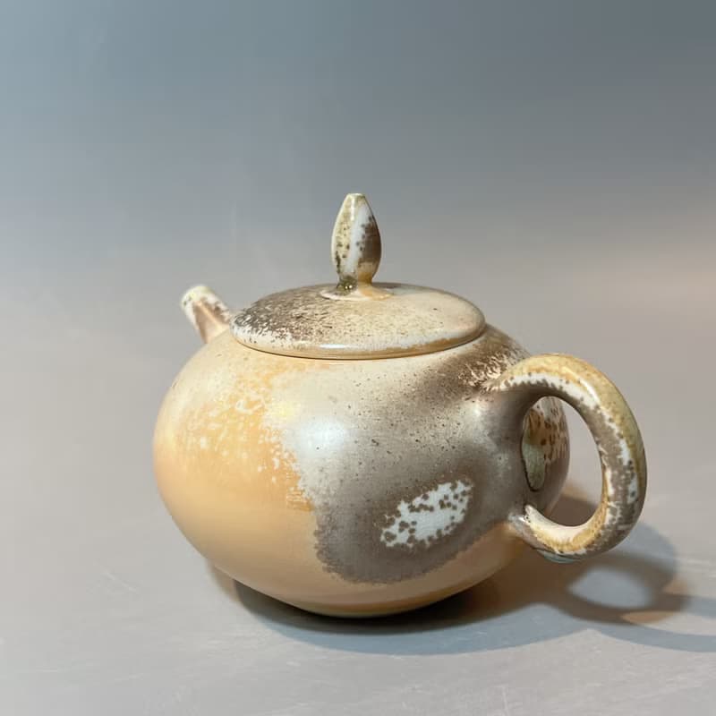 柴燒瓷土重落灰正把茶壺  / 小平凡手作