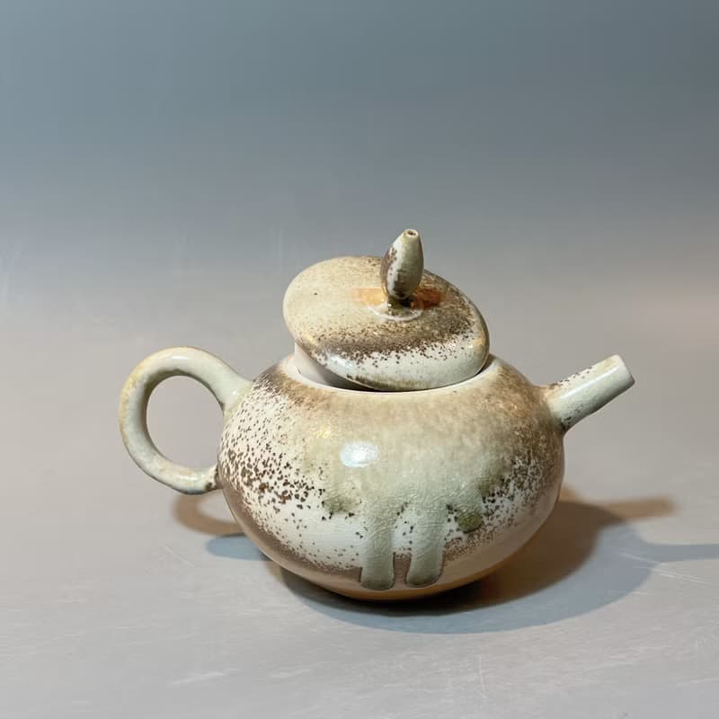 柴燒瓷土重落灰正把茶壺  / 小平凡手作