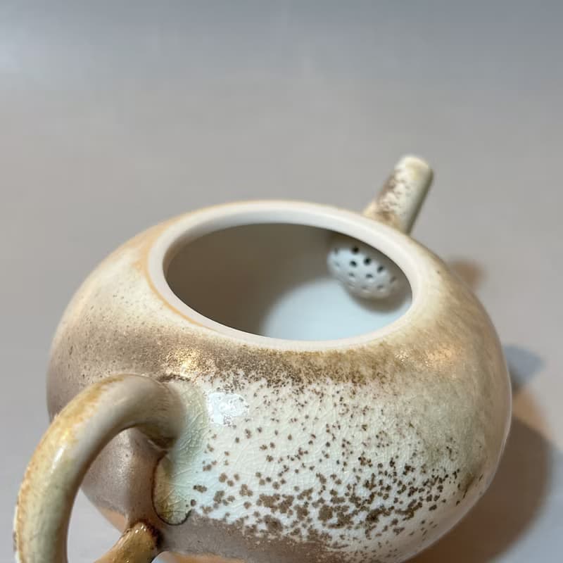 柴燒瓷土重落灰正把茶壺  / 小平凡手作
