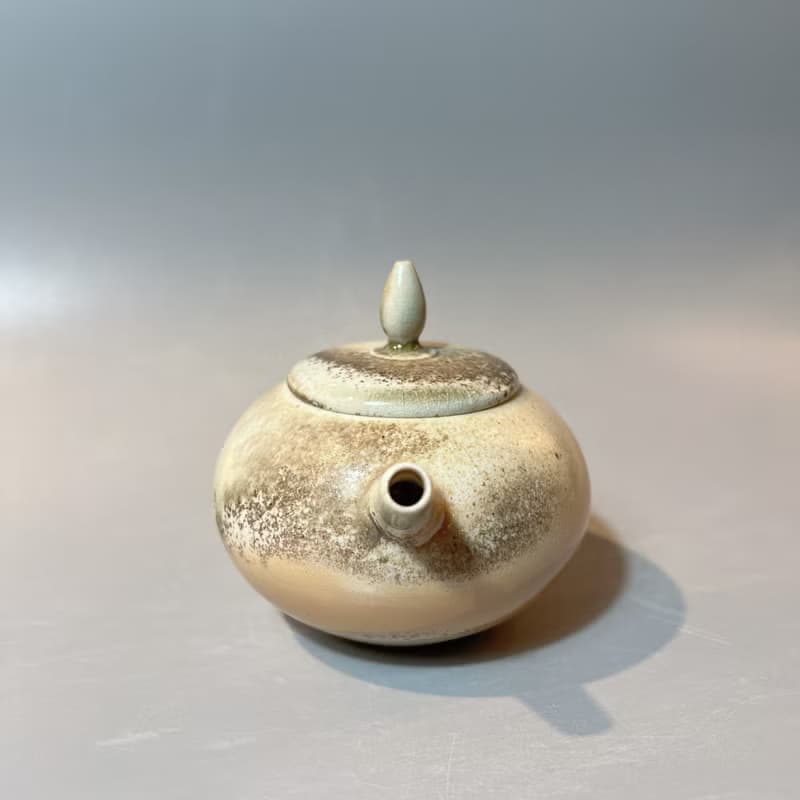 柴燒瓷土重落灰正把茶壺  / 小平凡手作