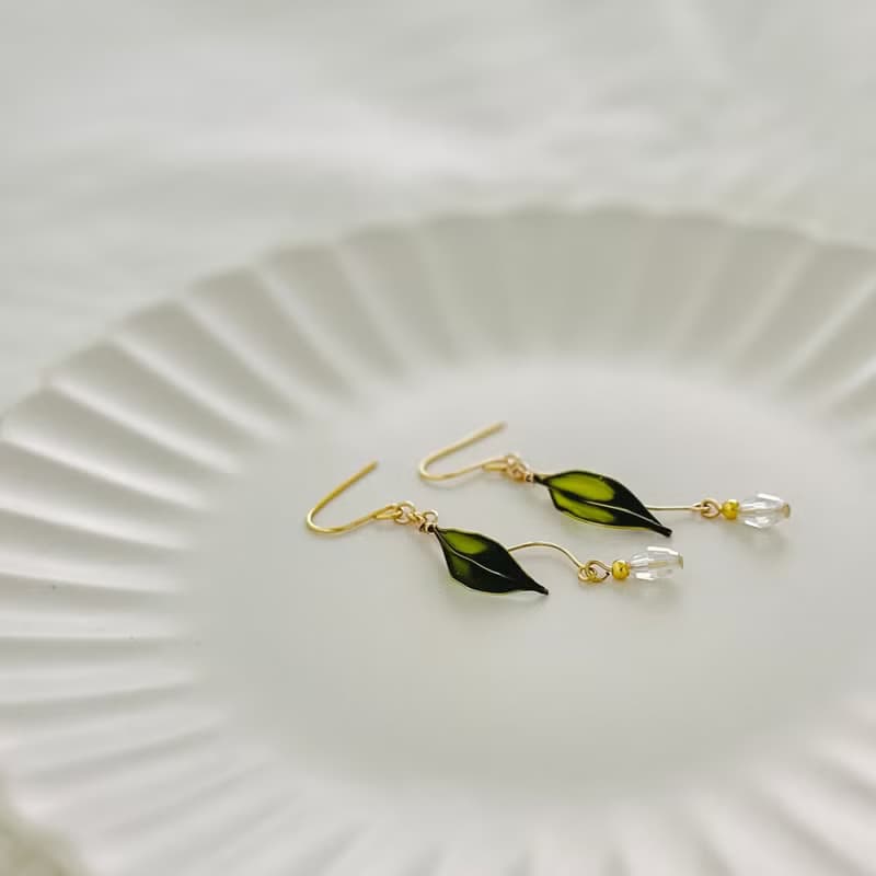 【Green】 葉 - 手作樹脂水晶花耳環 無痛耳夾 uv飾品