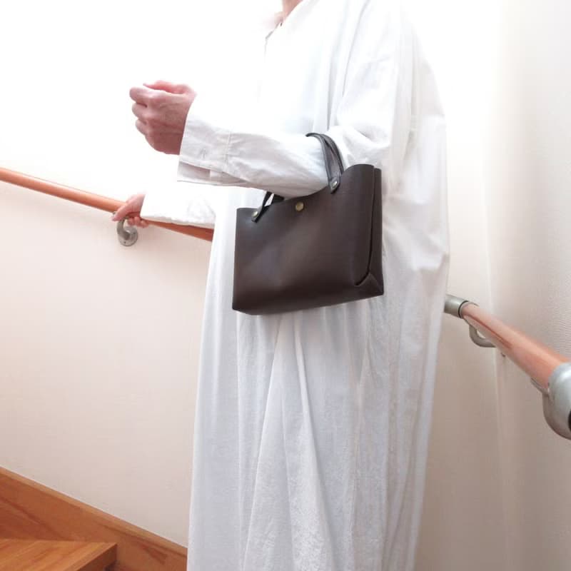 小さくも収納抜群・牛革・三角マチのレクタングル・ミニトート・ブラウン・スムース・0628