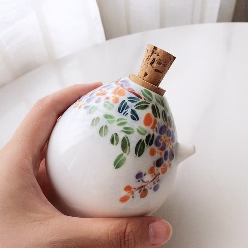 手工燒製。浮雕花卉手繪水滴小瓶