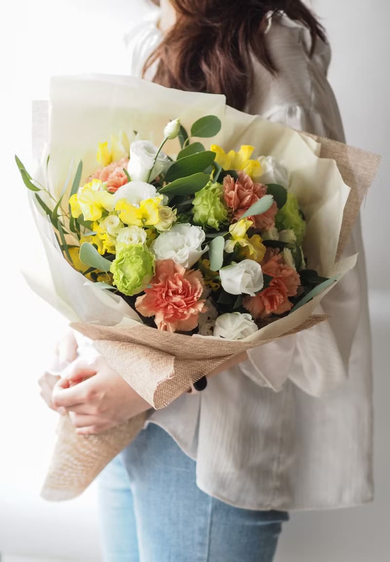 春天氣息活潑黃綠色花束_鮮花