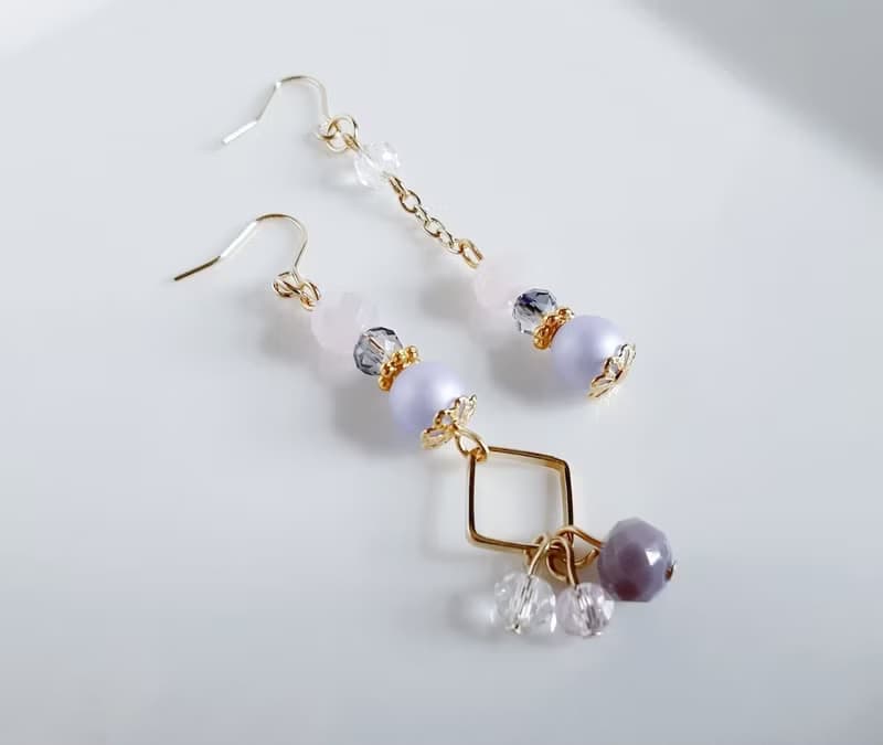 ラベンダーパープル色のアシンメトリーピアス お洒落 パステルカラー 優しい 可愛い 生日禮物 耳環 アレルギー対応ピアスまたはイヤリング変更可能