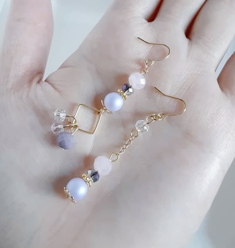 ラベンダーパープル色のアシンメトリーピアス お洒落 パステルカラー 優しい 可愛い 生日禮物 耳環 アレルギー対応ピアスまたはイヤリング変更可能