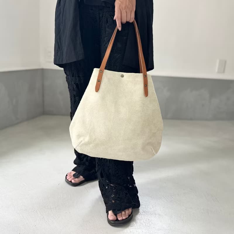 【2025登場Mサイズ】牛床ベロアと極厚オイルヌメの丸型トートバッグ M-size【ビアッカ】