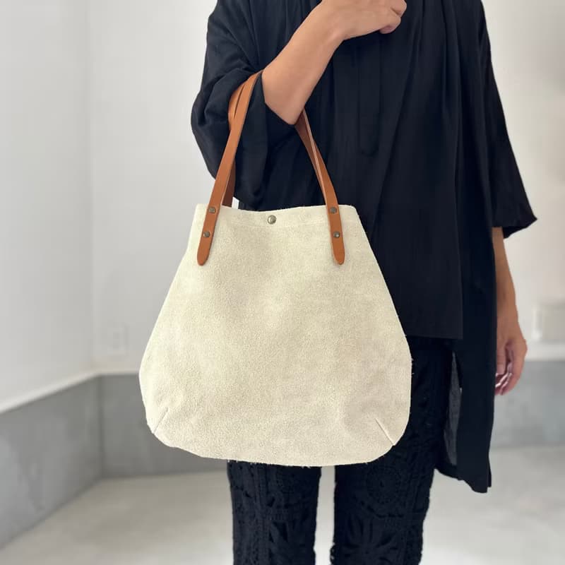 【2025登場Mサイズ】牛床ベロアと極厚オイルヌメの丸型トートバッグ M-size【ビアッカ】