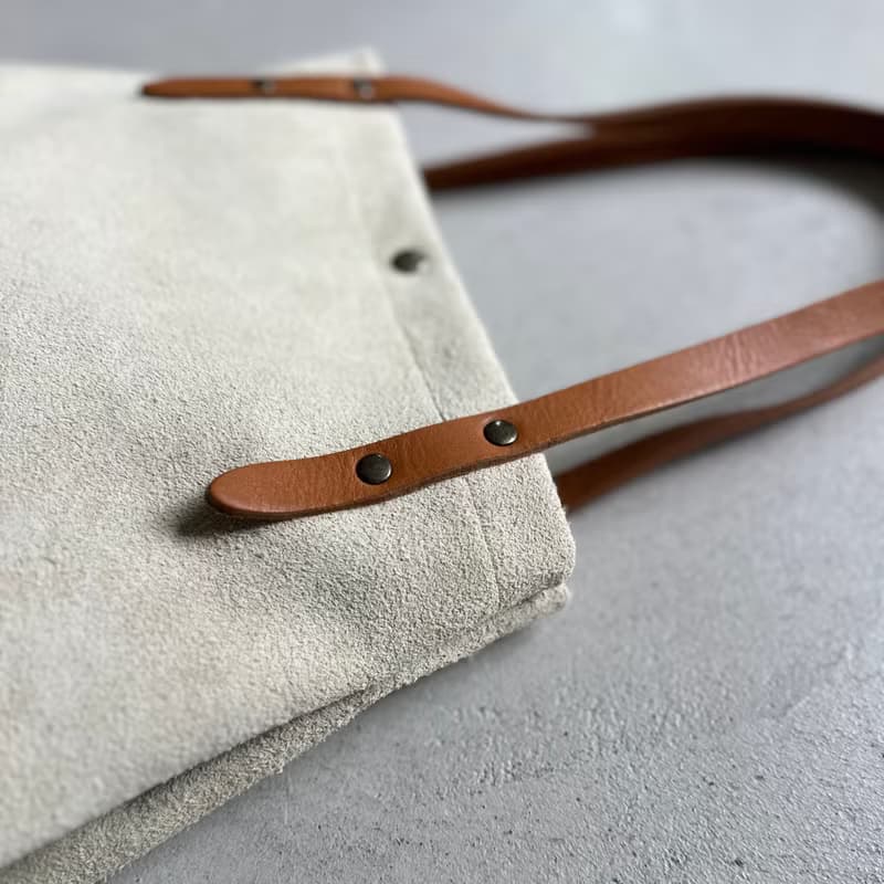 【2025登場Mサイズ】牛床ベロアと極厚オイルヌメの丸型トートバッグ M-size【ビアッカ】