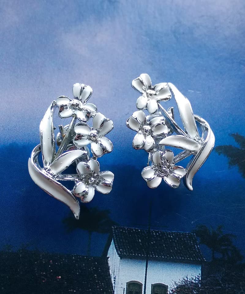 Vintage Jewelry 西洋古董飾品 對稱 白色優雅 小花朵 夾式耳環