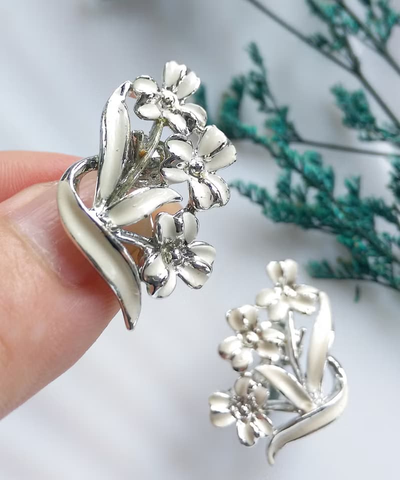 Vintage Jewelry 西洋古董飾品 對稱 白色優雅 小花朵 夾式耳環